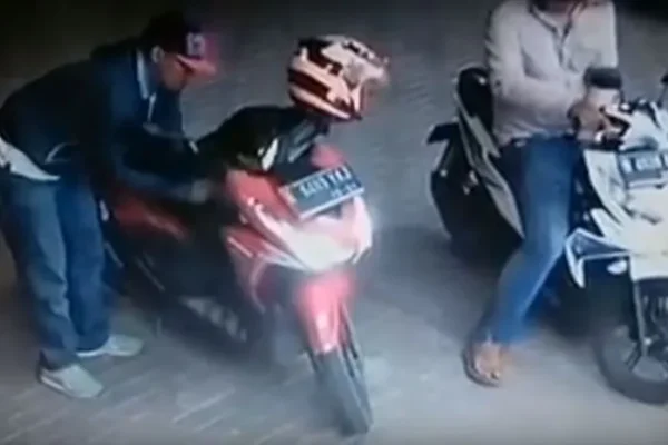 Benarkah Kunci Stang ke Arah Kanan Bisa Cegah Motor Dari Maling?